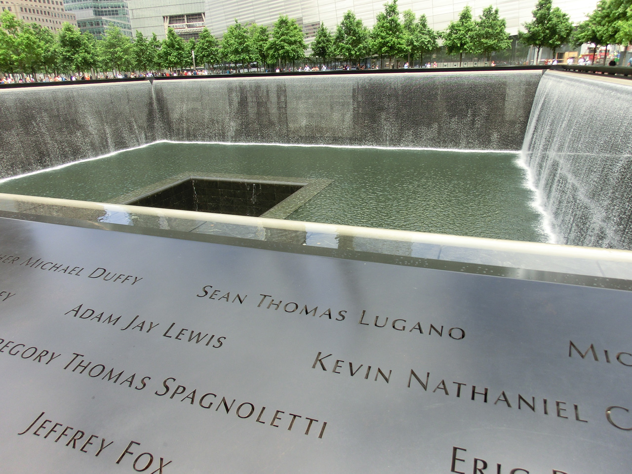Ansicht des Wasser-Beckens des 9/11-Memorials
