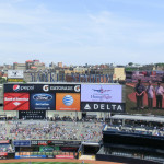 Werbe- und Anzeigetafeln im Yankees Stadium - Ehrung von Kriegsveteranen vor dem Spiel