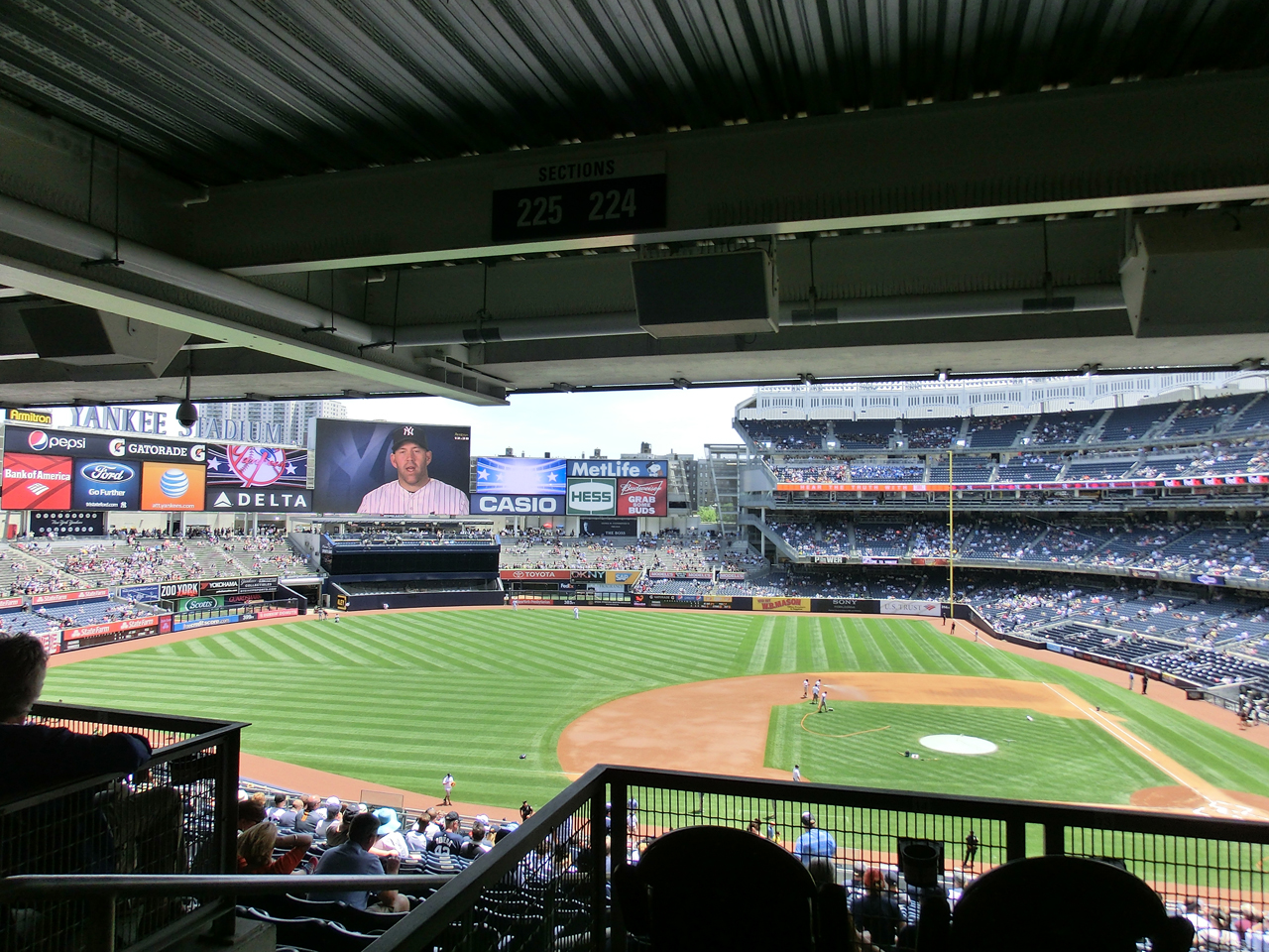 New York Yankees Stadium: Baseballfeld vom Main Level (2. Ebene) betrachtet