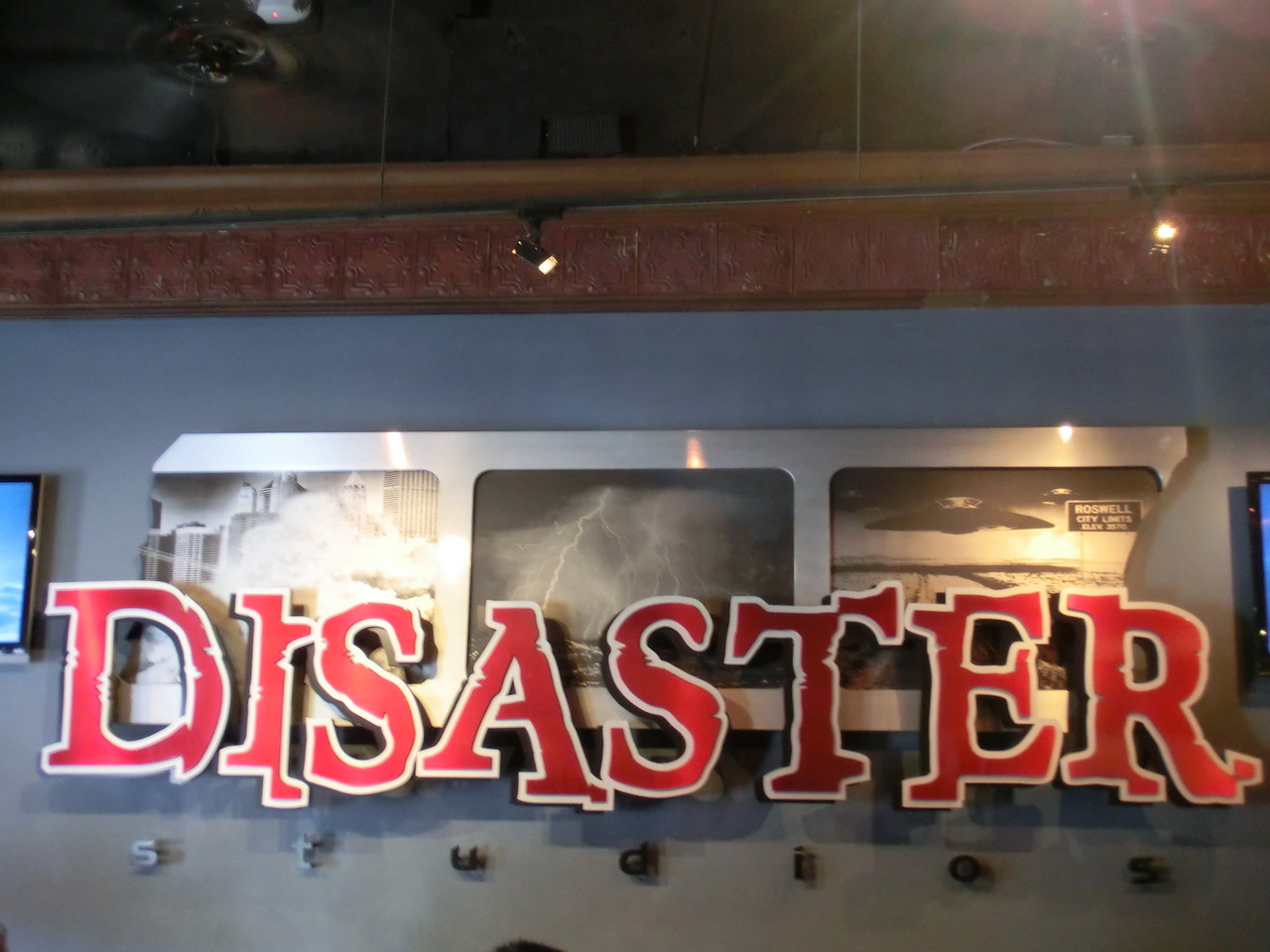 Disaster! Logo am Eingang zur Attraktion.