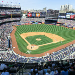 Baseballfeld im Yankees Stadium mit Infield und Outfield - dem Fair Territory sowie dem Foul Territory.