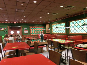 Innenansicht von Moe's Taverne in Springfield (Universal Orlando)