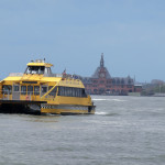 New York Water Taxi - im Hintergrund Ellis Island