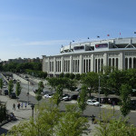 Panorama: New York Yankees Stadium mit der Subway-Station und einem Baseball-Feld