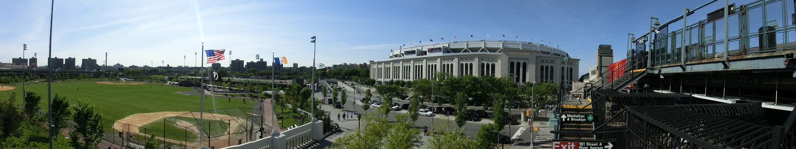 Panorama: New York Yankees Stadium mit der Subway-Station und einem Baseball-Feld