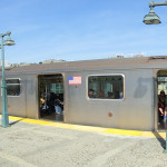 Panoramaaufnahme Zug der New Yorker Subway an der oberirdischen Station "161 Street - Yankees Stadium Station"