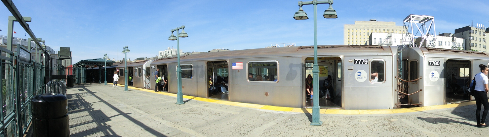 Panoramaaufnahme Zug der New Yorker Subway an der oberirdischen Station "161 Street - Yankees Stadium Station"