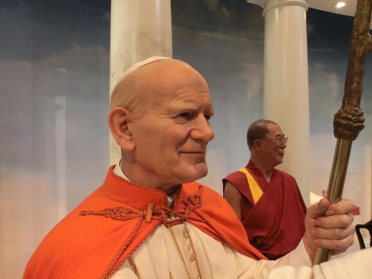 Papst Johannes Paul II. und der Dalai Lama bei Madame Tussauds NY