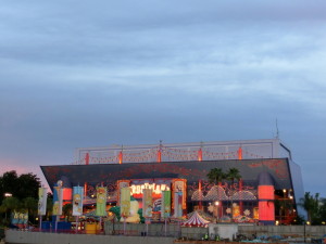 The Simpsons Ride in der Abenddämmerung