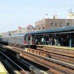 Subway-Station "161 Street - Yankees-Stadium" mit einem Zug der Subway-Linie 4 Richtung Woodlawn Bronx