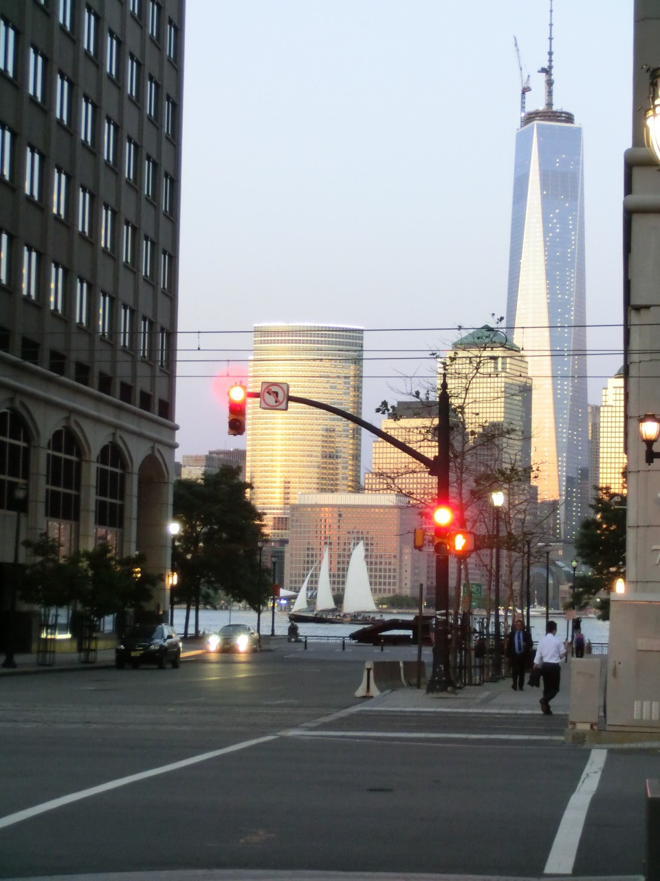 Blick von der Grand Street in Jersey City in Richtung Uferpromenade und auf das World Trade Center One in New York City