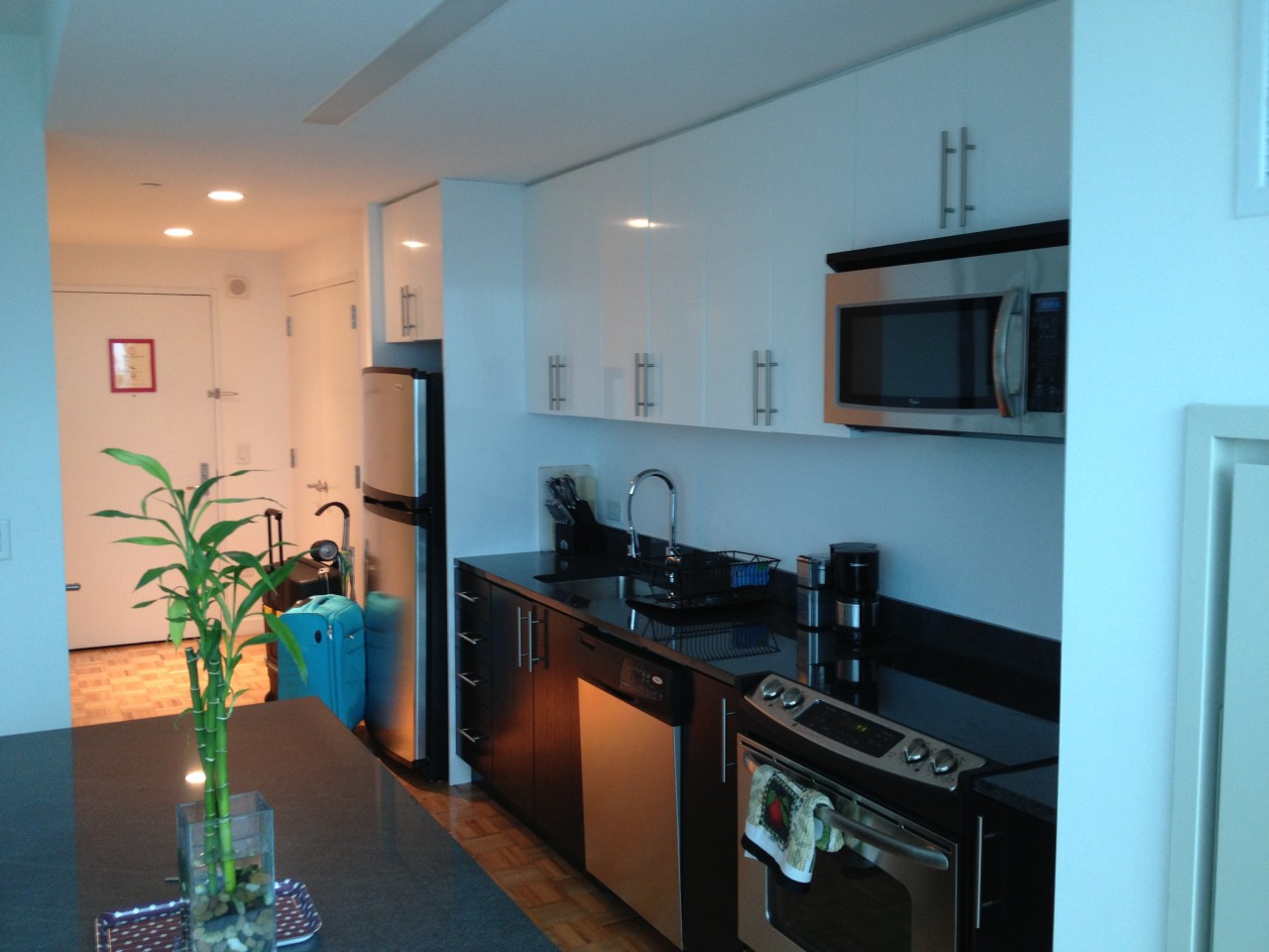 Küchenzeile in der Studio Suites der Dharma Home Suites in der 70 Greene Street in Jersey City