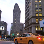 Flatiron Building mit gelbem NYC Taxi -Original Farbaufnahme