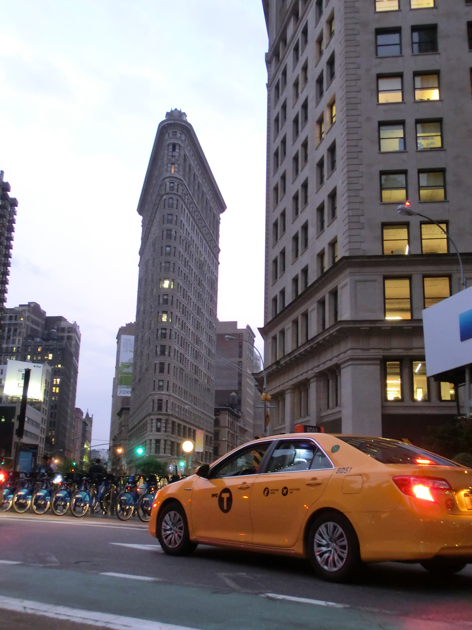 Flatiron Building mit gelbem NYC Taxi -Original Farbaufnahme