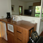 Kleiner "Küchenbereich" mit Kühlschrank, Wasserkocher und Mikrowelle