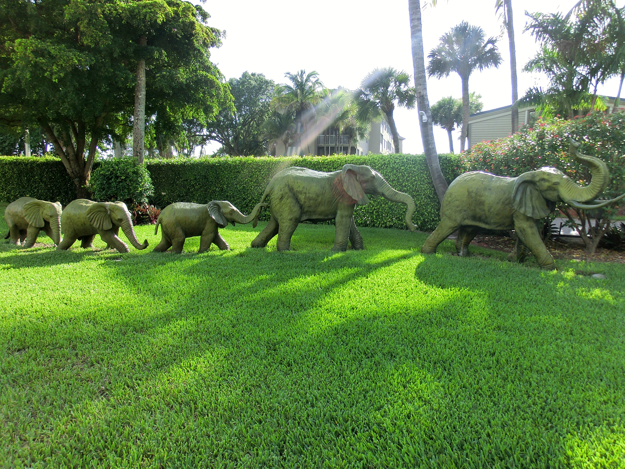 Skulpturen Elefanten-Familie an der Hotel-Einfahrt