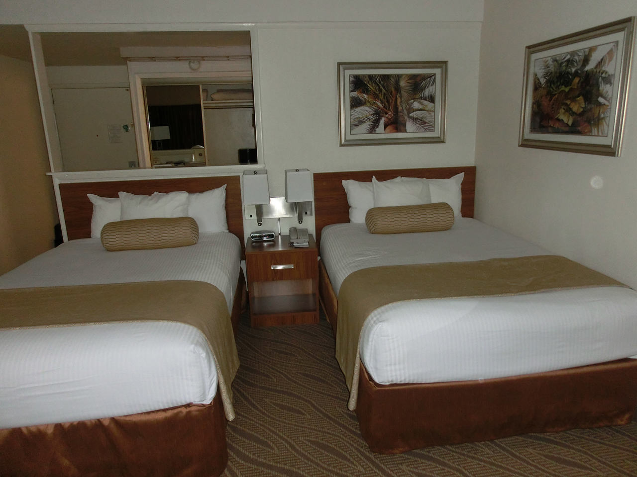 Zimmer mit zwei Doppelbetten