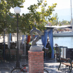 Delfin-Skulptur an der Hafenpromenade