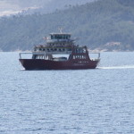 Rotes Schiff der Thassos Ferries auf dem Weg nach Keramoti