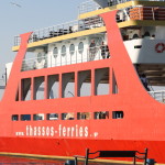 Rote Autofähre der Thassos Ferries im Hafen von Keramoti