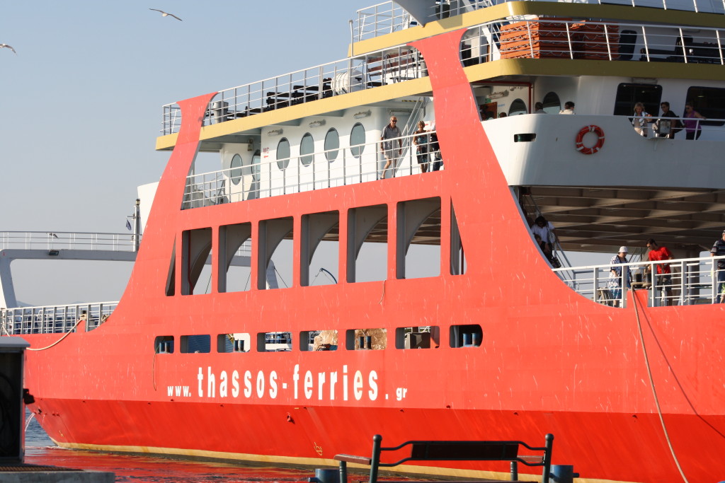Rote Autofähre der Thassos Ferries im Hafen von Keramoti