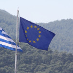 Griechische und europäische Flaggen im Wind