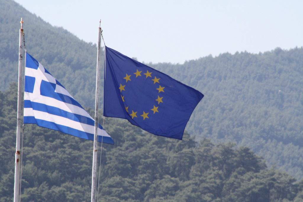 Griechische und europäische Flaggen im Wind