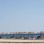 Sonnenschirme und Liegestühle am Strand von Keramoti