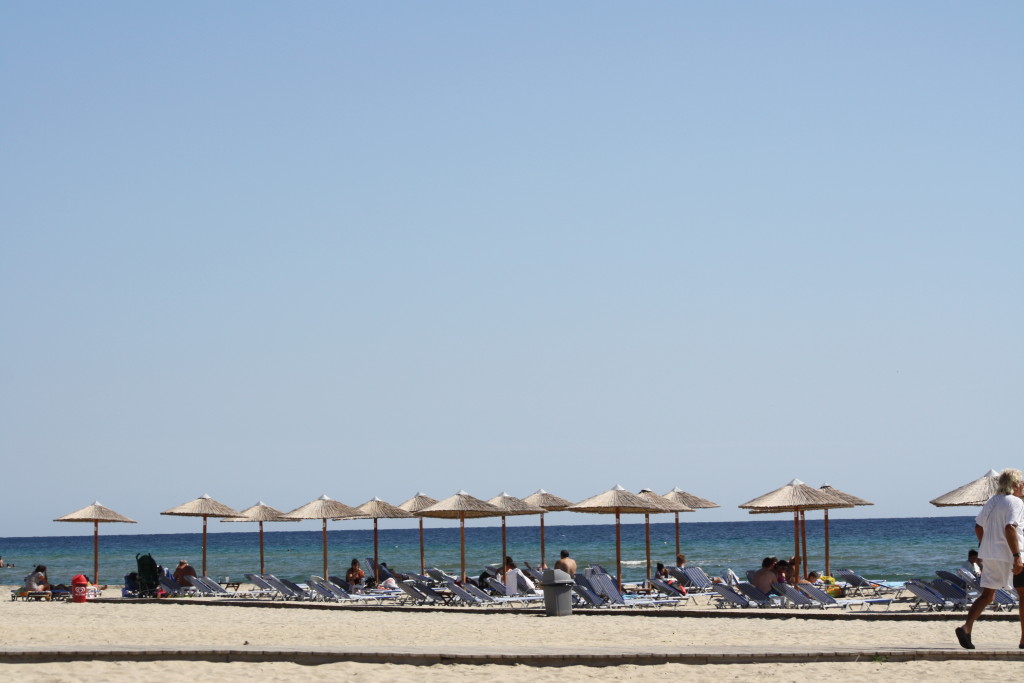Sonnenschirme und Liegestühle am Strand von Keramoti
