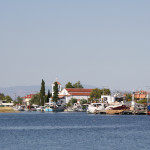 Blick auf den Fischerhafen von Keramoti, im Hintergrund die Kirche