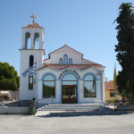 Griechisch-orthodoxe Kirche in Keramoti mit verspiegelten Außenfenstern