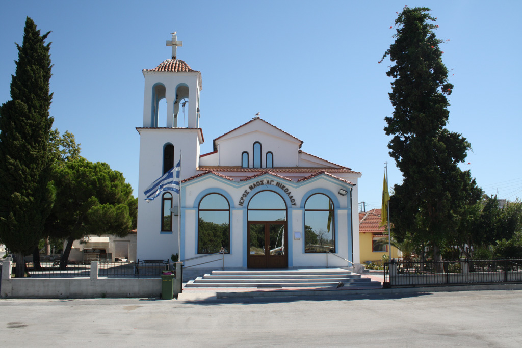 Griechisch-orthodoxe Kirche in Keramoti mit verspiegelten Außenfenstern