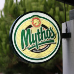 Schild einer Taverne mit dem Logo des grichischen Mythos-Bieres (Mythos Hellenic Lager Beer)