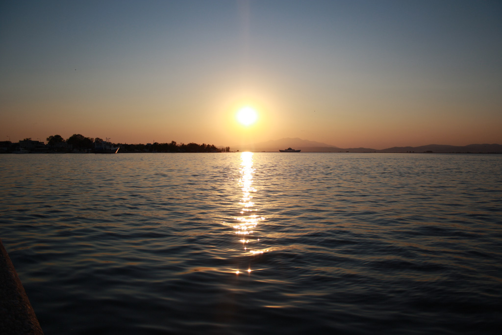 Schöner Sonnenuntergang im griechischien Fischerdorf Keramoti