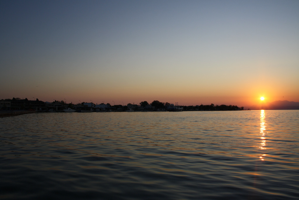 Sonnenuntergang im Hafen von Keramoti