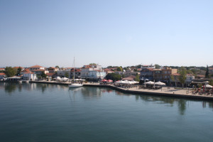 Blick auf Keramoti von der Fähre aus gesehen