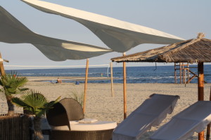 Windsegel am Sandstrand von Keramoti in Griechenland