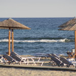 Sonnenschirme und Liegestühle am Strand von Keramoti