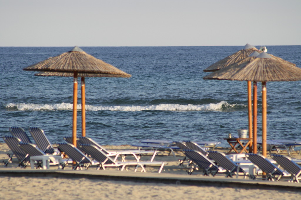 Sonnenschirme und Liegestühle am Strand von Keramoti