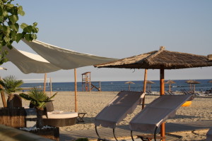 Relaxbereich der Strandbar Aqua Paradise am Strand von Keramoti
