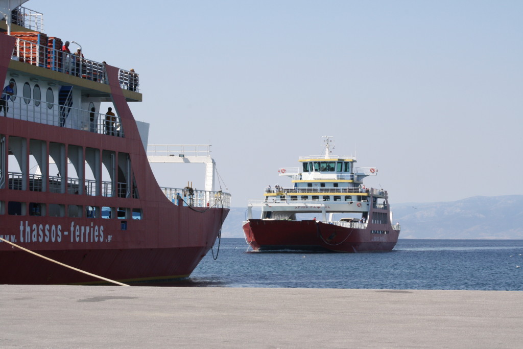 Zwei rote Schiffe der Thassos Ferries am Hafen von Thassos
