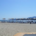 Blick über den Liegeberich der Strandbar Aqua Paradise am Sandstrand von Keramoti