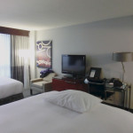Zimmeransicht - Bett, Fernseher und Sessel - The Liaison Capitol Hill - Washington D. C.