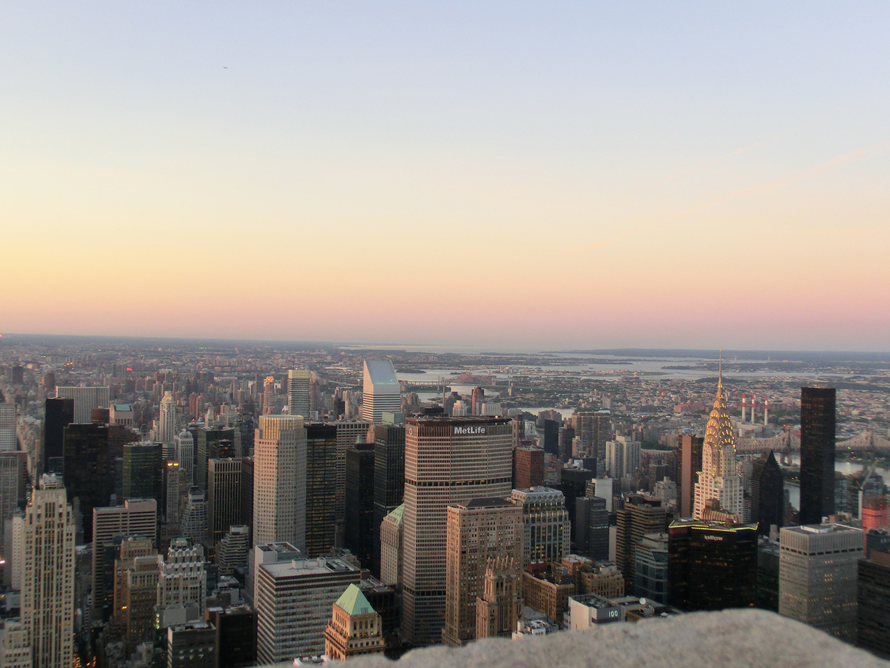 East Manhattan mit dem Chrysler Building und dem Metlife Building in der Abenddämmerung
