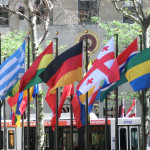 Wehende Fahnen an der Rockefeller Plaza