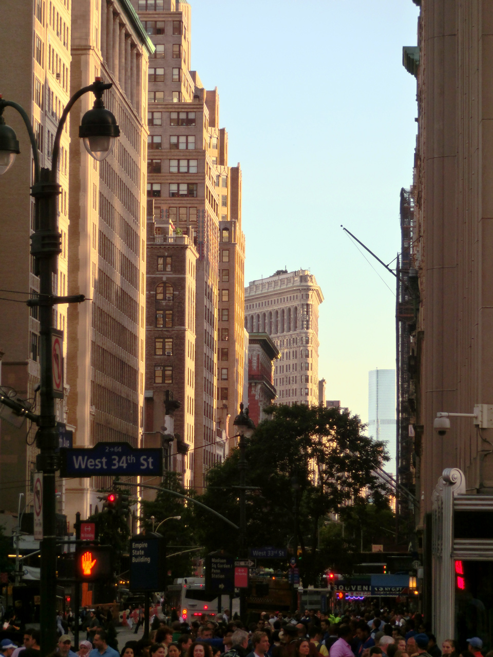 Das Flatiron Building - gesehen von der 34. Straße West - in der Nähe des Empire State Buildings