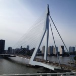 Blick auf die Erasmusbrücke von der Terrasse der Hotelbar