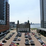 Historisches Hotel New York in Rotterdam zwischen modernen Gebäuden