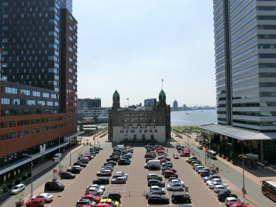 Historisches Hotel New York in Rotterdam zwischen modernen Gebäuden
