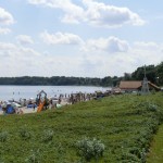 Blick über den Sandstrand Holnis mit Spielplatz und Strandterrasse